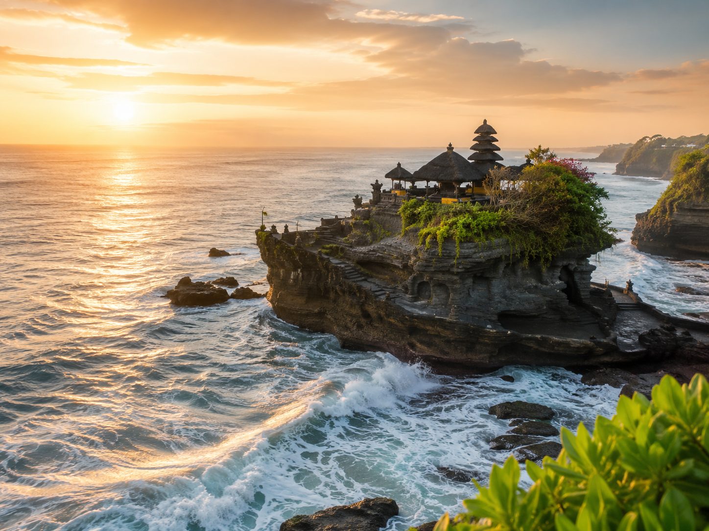 Temple de Tanah Lot sur son rocher au coucher du soleil